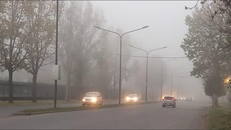 Por la presencia de niebla, la visibilidad está reducida en rutas y accesos de la región
