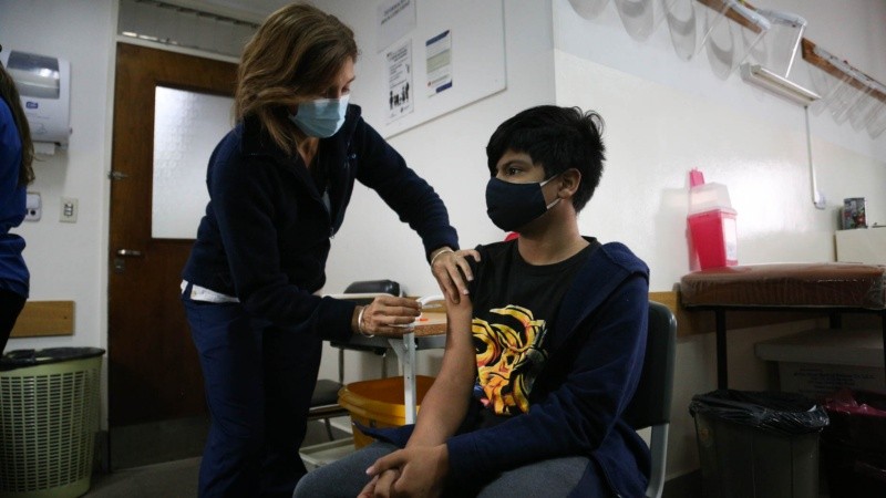 La vacunación a niños de 3 a 11 años empezó este martes en el Vilela de Rosario.