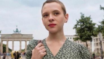 La actriz Shira Jaas es la protagonista de la serie "Poco ortodoxa", adaptación del libro  "Unorthodox", de Debora Feldman