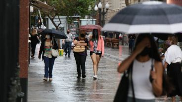 Ayer Santa Rosa sacudió la ciudad con lluvia y viento.