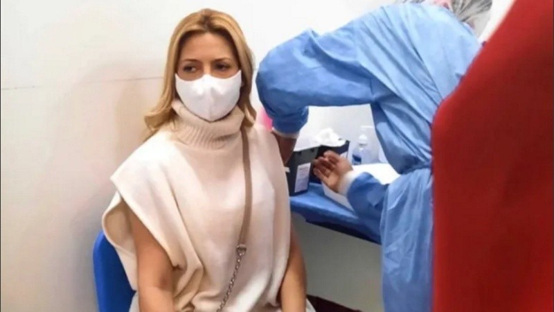 Fabiola Yañez recibió la primera dosis de Sinopharm.