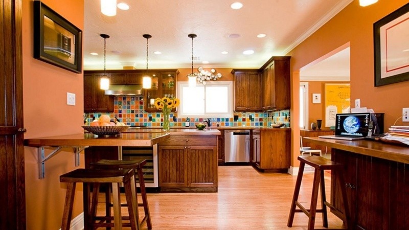 Los ambientes amplios y bien iluminados son ideales para vestir con colores cálidos