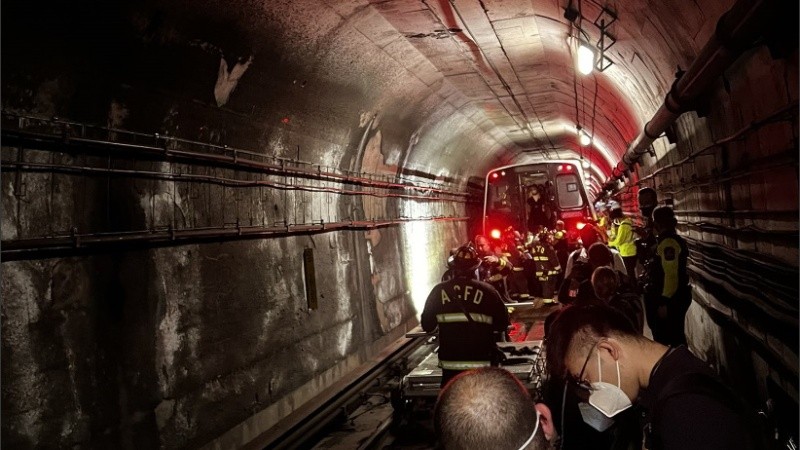 Los pasajeros tardaron 90 minutos en poder salir del túnel.
