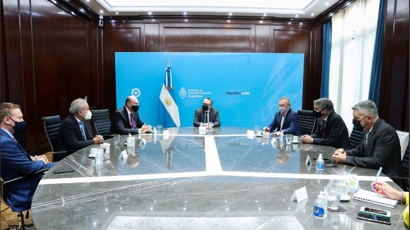 Funcionarios nacionales y provinciales reunidos con los directores de la multinacional