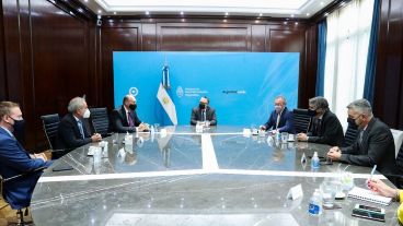 Funcionarios nacionales y provinciales reunidos con los directores de la multinacional