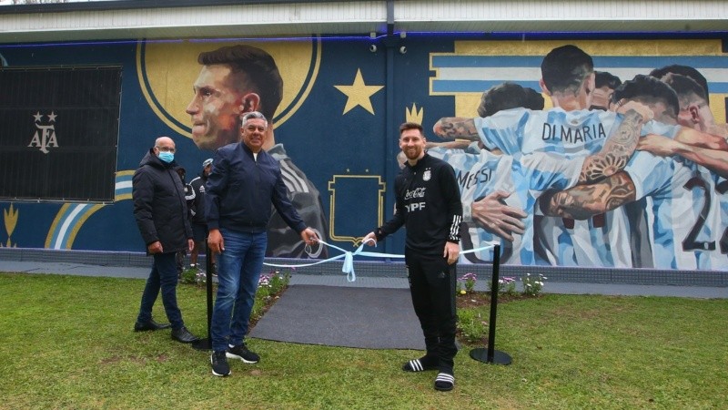 Lionel Messi y el presidente de AFA, Chiqui Tapia, inauguraron el mural. 