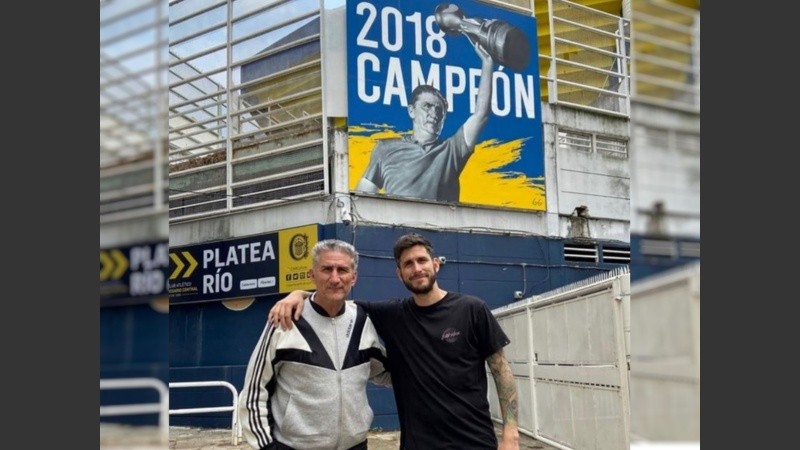Maxi y el Patón posaron frente al mural pintado en el Gigante de Arroyito. 