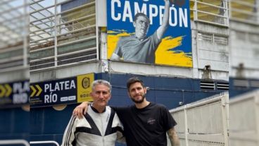 Maxi y el Patón posaron frente al mural pintado en el Gigante de Arroyito.