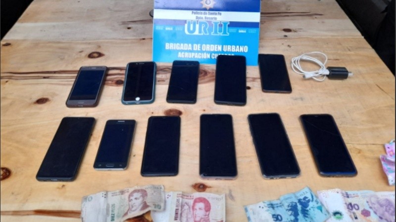 Los celulares secuestrados en poder de la conocida mechera. 