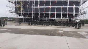 Los gendarmes en la explanada del Museo del Deporte.