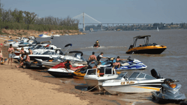 Los cuatro kilómetros de playa y toda la isla son una "joya" codiciada para el turismo.
