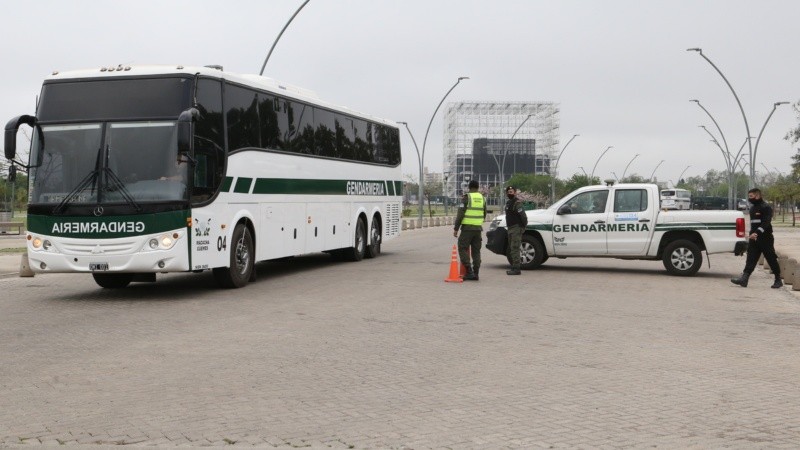 Los gendarmes y los móviles en la explanada del Museo del Deporte.