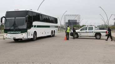 Los gendarmes y los móviles en la explanada del Museo del Deporte.