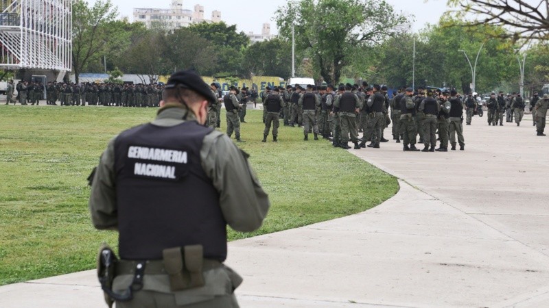 Los gendarmes y los móviles en la explanada del Museo del Deporte.