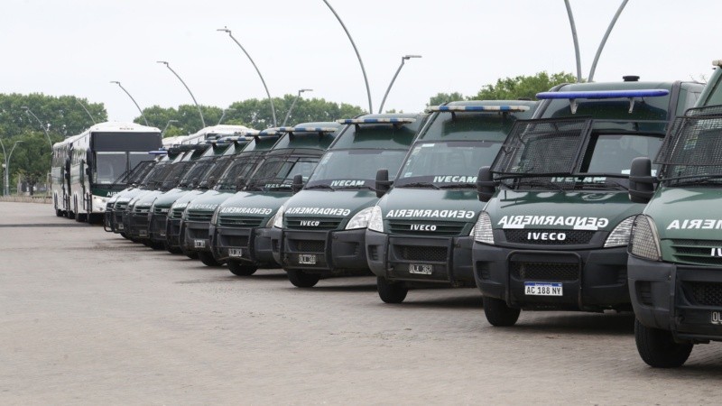 Los gendarmes y los móviles en la explanada del Museo del Deporte.