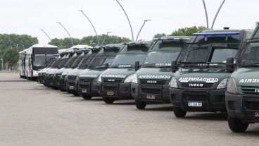 Los gendarmes y los móviles en la explanada del Museo del Deporte.