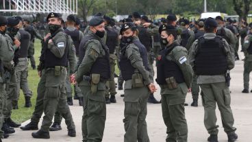 Los gendarmes y los móviles en la explanada del Museo del Deporte.