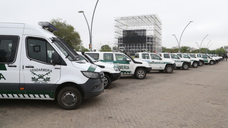 Los gendarmes y los móviles en la explanada del Museo del Deporte.
