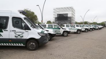 Los gendarmes y los móviles en la explanada del Museo del Deporte.