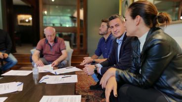 Los candidatos firmaron la conformidad este jueves en Televisión Litoral