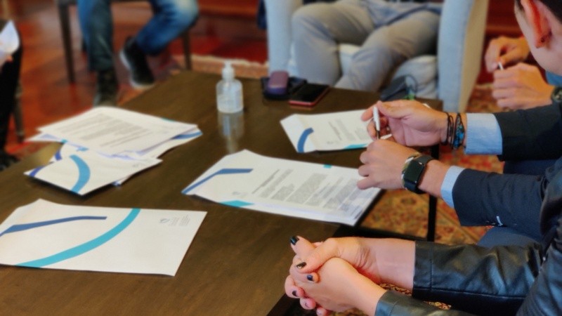 Este jueves se firmaron los protocolos para el debate del jueves 4 de noviembre