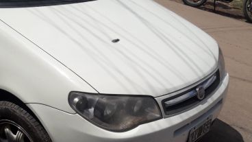 Uno de los vehículos alcanzado por los disparos.