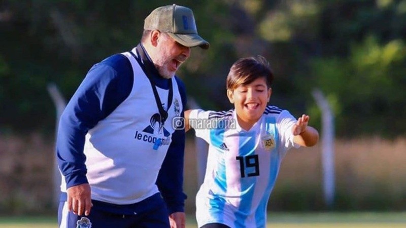 La foto de Diego y Benjamín jugando juntos fue publicada por el propio Maradona en sus redes en aquel momento.