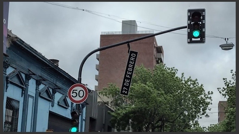 Un cartel desprendido. Piden cuidado con posibles voladuras.