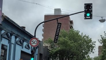 Un cartel desprendido. Piden cuidado con posibles voladuras.