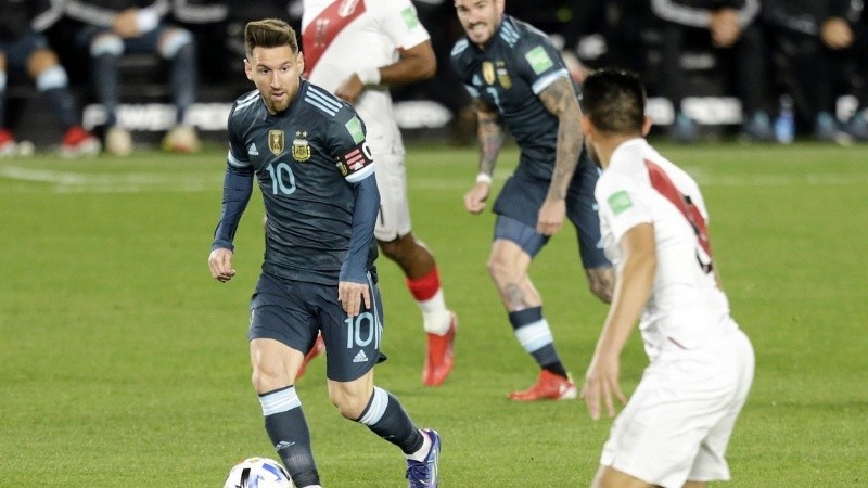 Lionel Messi estuvo bien marcado por los futbolistas peruanos. 