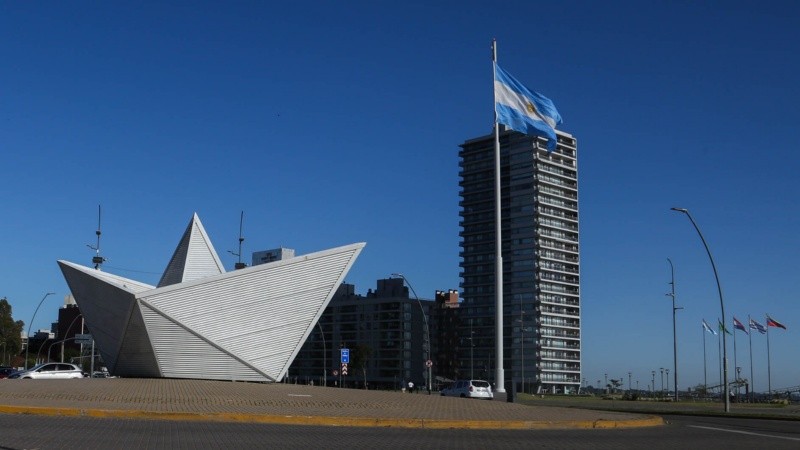 La bandera de Puerto Norte, ya repuesta por Fundación Rosario