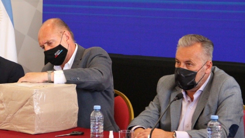 El gobernador Omar Perotti y el senador provincial por el departamento Rosario, Marcelo Lewandowski, durante la licitación