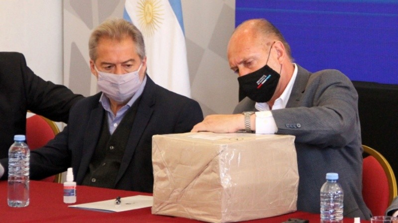 El gobernador Omar Perotti y el senador nacional Roberto Mirabella durante la licitación.