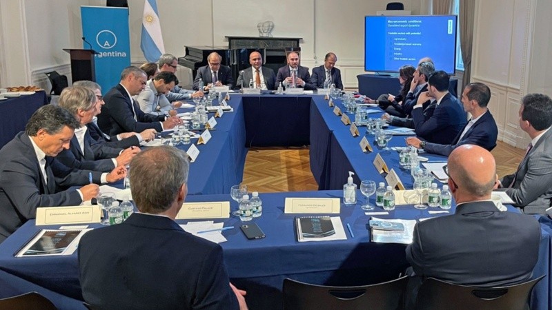 El encuentro se desarrolló en la sede de la embajada argentina.