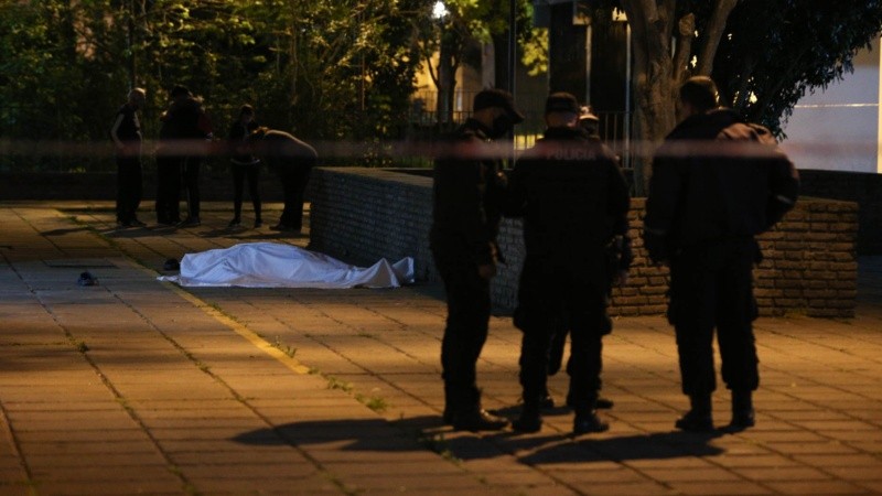 La víctima fue asesinada a balazos en plena tarde.