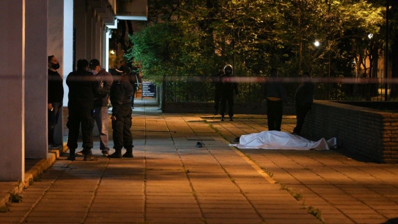 La víctima fue asesinada a balazos en plena tarde.