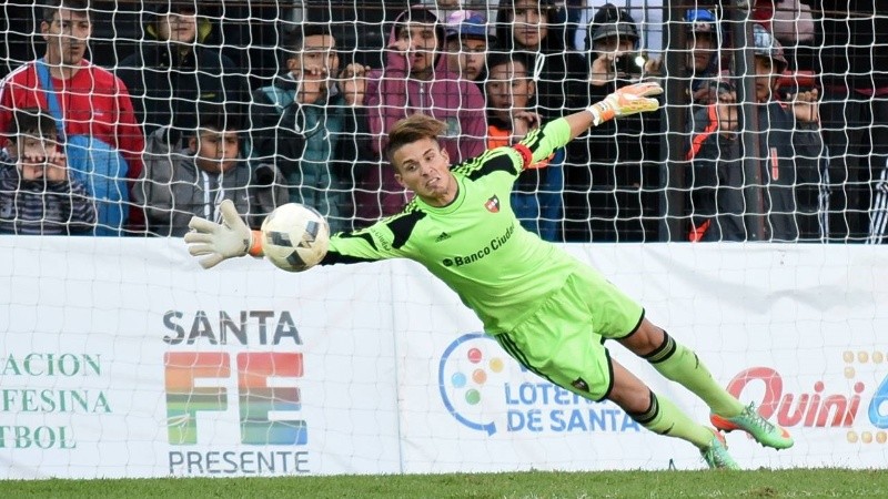 Unsain en una de sus primeras atajadas con la camiseta de Newell's