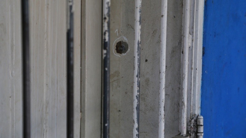 Los impactos de bala quedaron en el frente de la casa atacada.