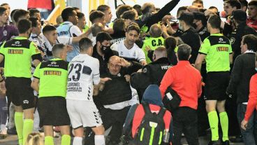 El partido entre Newell's y Gimnasia en La Plata terminó a los golpes