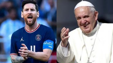 "Para Francisco con mucho cariño", escribió Messi en el dorso de la camiseta número 30 que le envío al Papa.