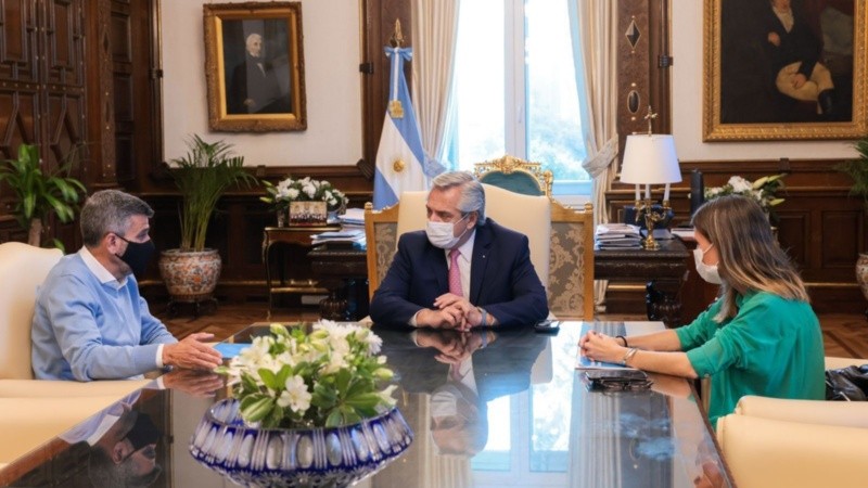 Los funcionarios reunidos con el presidente este lunes.