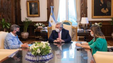 Los funcionarios reunidos con el presidente este lunes.
