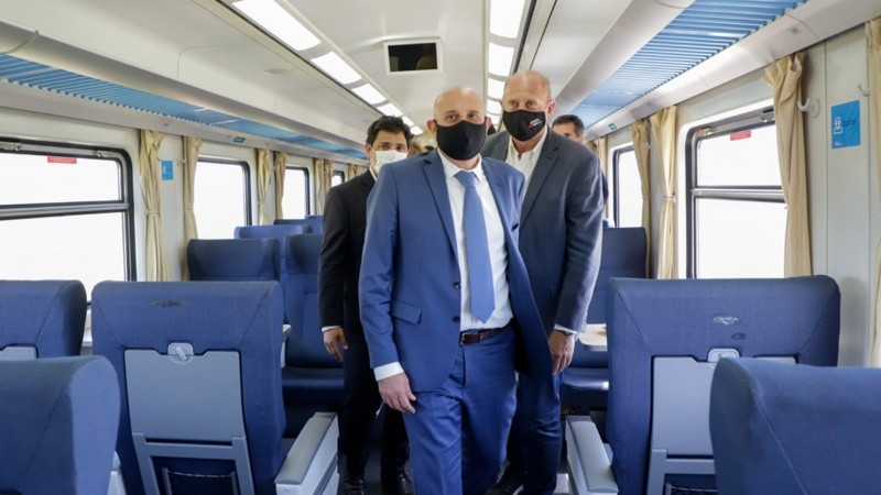 El primer viaje de pasajeros contó con la presencia a bordo del ministro Alexis Guerrera y el gobernador santafesino Omar Perotti.