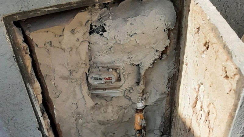 El gabinete de gas lleno de cemento