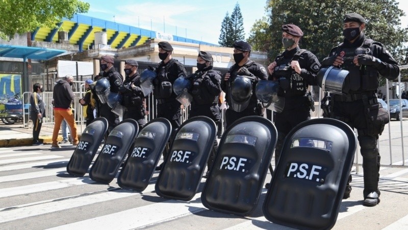 El operativo de seguridad en el ingreso al estadio. 