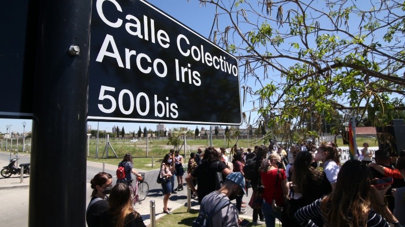 Renombraron una calle en Rosario en defensa de los derechos de la comunidad.