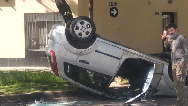 El impactante choque y vuelco en Tucumán y Guatemala