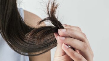 La exposición al sol, calor, cloro y tintura, suele ser la principal causa de este daño al cabello
