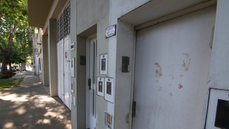 Las marcas que dejó la víctima en la puerta de la casa de Juan B. Justo al 1700.