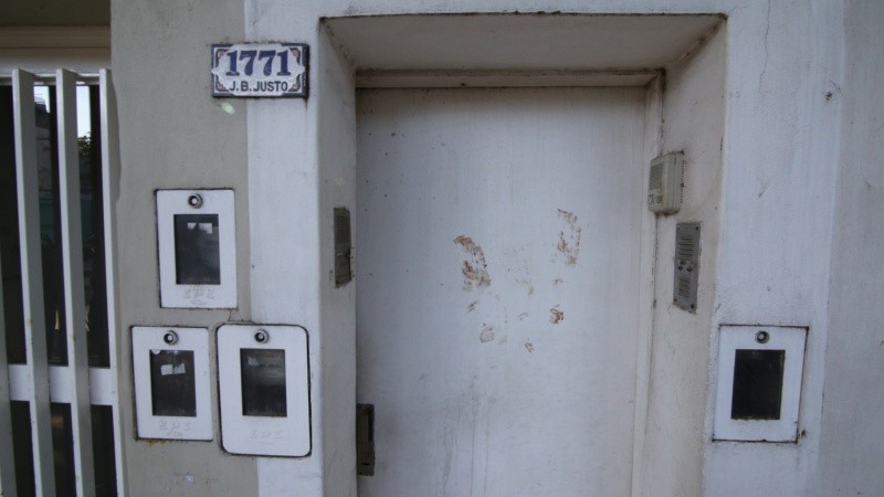 Las marcas que dejó la víctima en la puerta de la casa de Juan B. Justo al 1700.